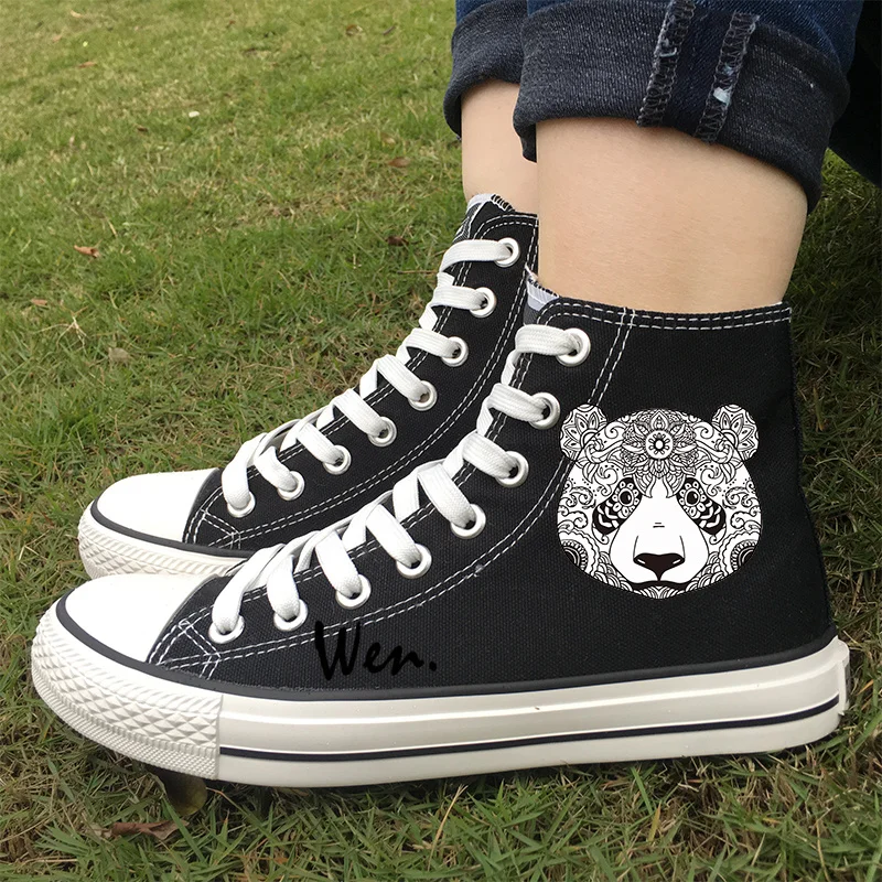 Prix pour Wen Panda Tatouage Conception High Top Planche À Roulettes Chaussures Hommes de Femmes D'origine Personnalisé Noir Blanc Toile Sneakers 2 Couleurs Prix pour Wen Panda Tatouage Conception High Top Planche À Roulettes Chaussures Hommes de Femmes D'origine Personnalisé Noir Blanc Toile Sneakers 2 Couleurs