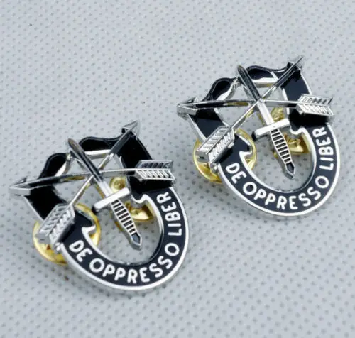 PAIR US SPECIAL FORCES SF HAT PIN MOTTO METAL BADGE DE OPPRESSO LIBE