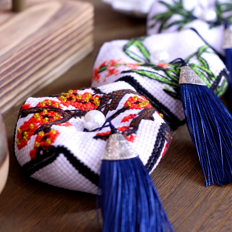

2019 New Style 4pcs/set Pin Neddle Cushion Biscornu Needlework DIY Kit For Embroidery Cotton Thread Set Counted Cross-Stitching