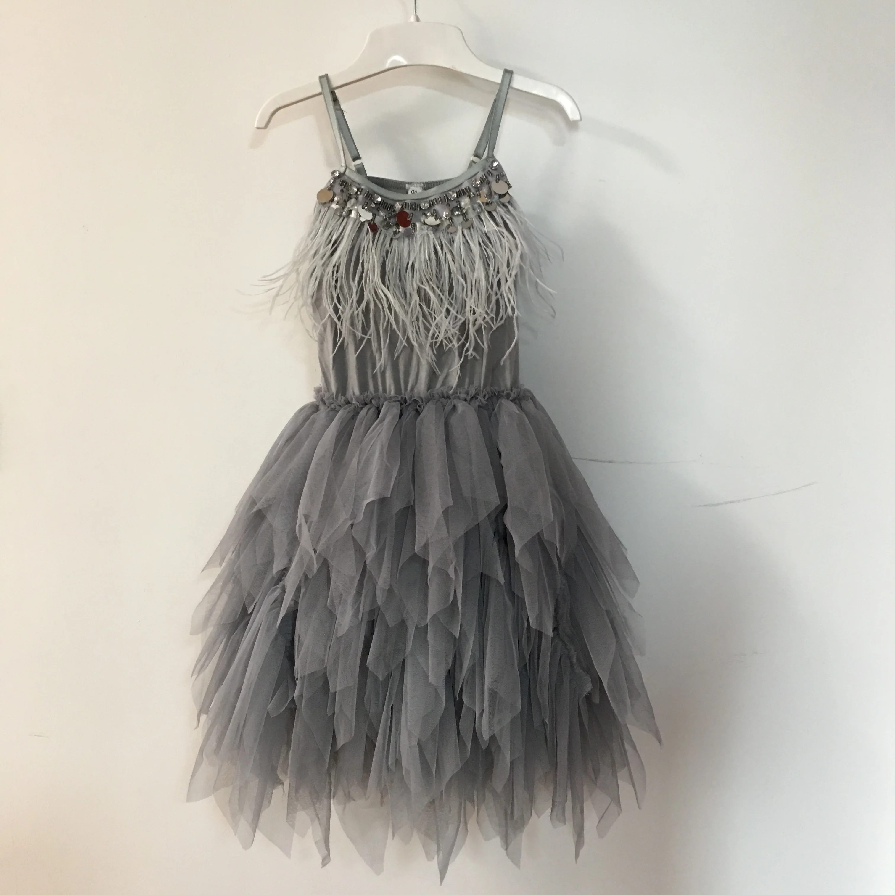 Платье-пачка с перьями для маленьких девочек; детское модное платье на бретельках с блестками и бисером для девочек; Детские вечерние платья из тюля - Цвет: Серый