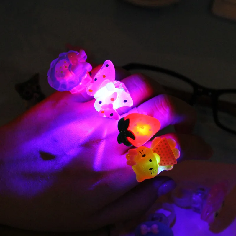 10 шт./компл. светящиеся кольца новые детские игрушки флэш-подарки Светодиодный лампочки с изображением героев мультфильмов светится в темноте игрушки для детей, играющих в ночное время в случайном порядке