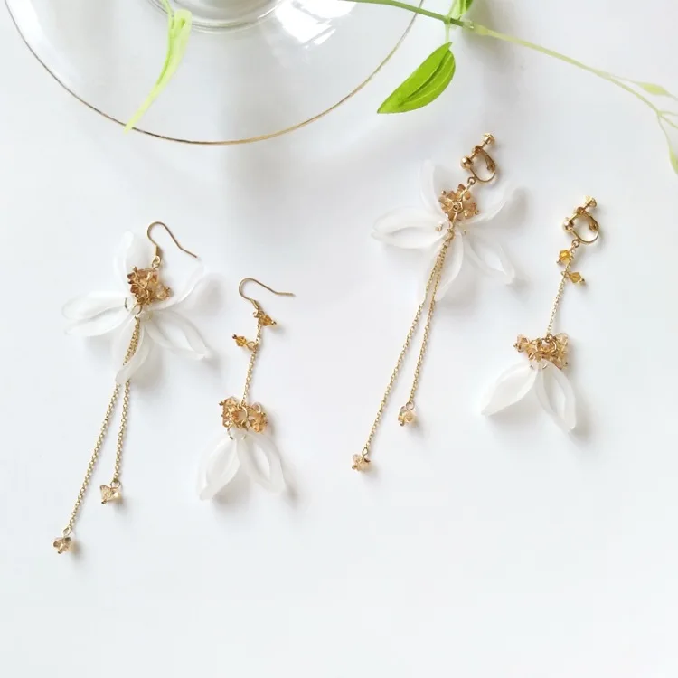 

Asymmetric Metal Curve Line Thread Long Chain Clips Earrings Without Piercing Hole Geometric White Flower Clip on Earrings E1733