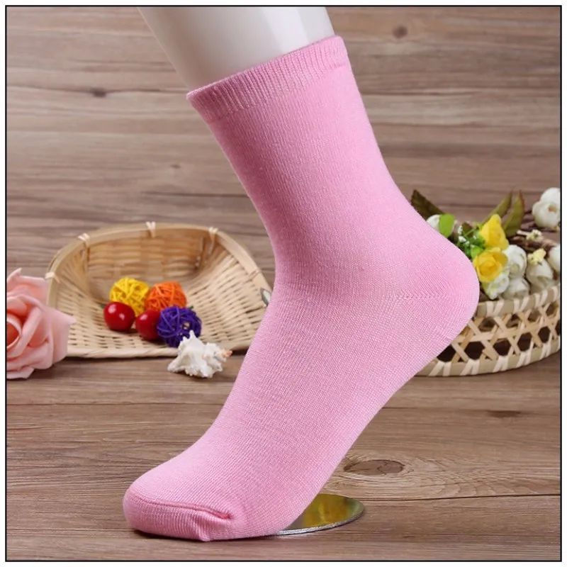 женские ноги в носках. розовые носки. ножки в носочках. ножки в розовых носочках. розовые носки.