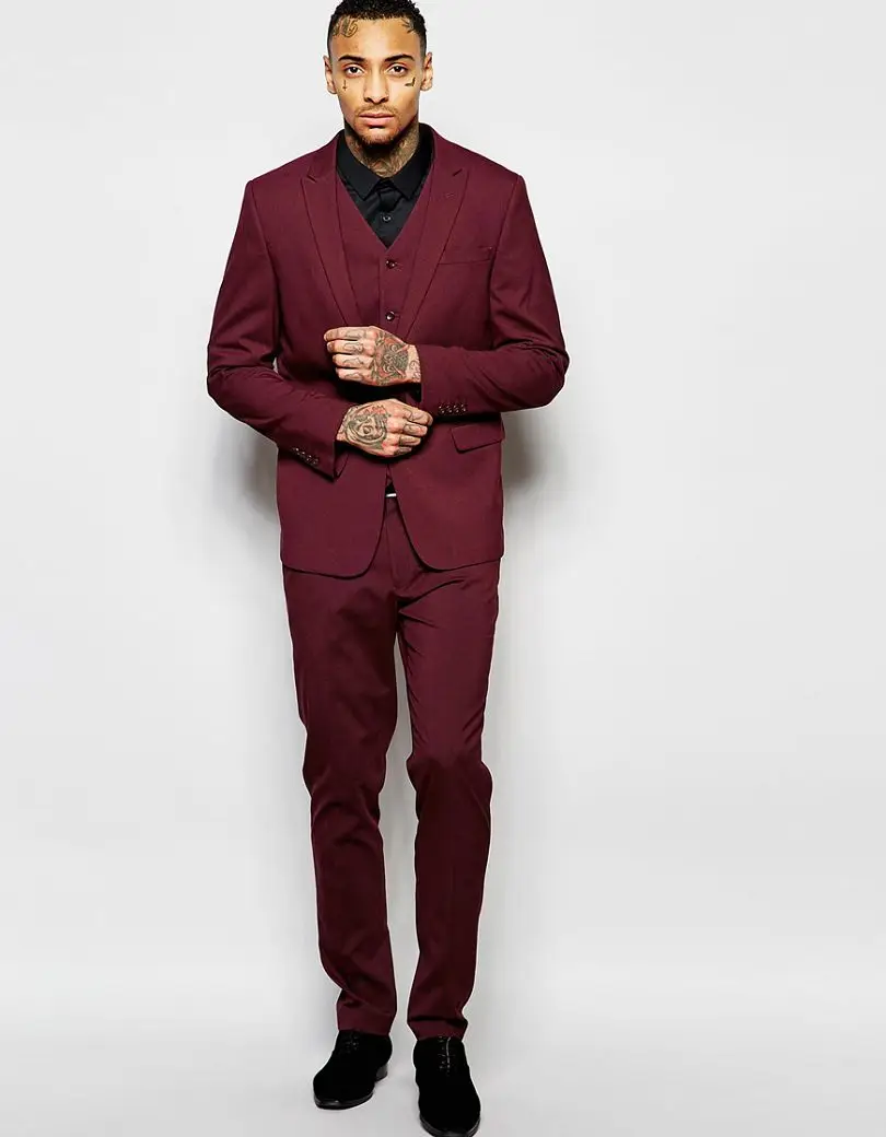 бордовый костюм мужской. темно бордовый костюм мужской. костюм мужской. мужской бордовый пиджак. мужчина в костюме.