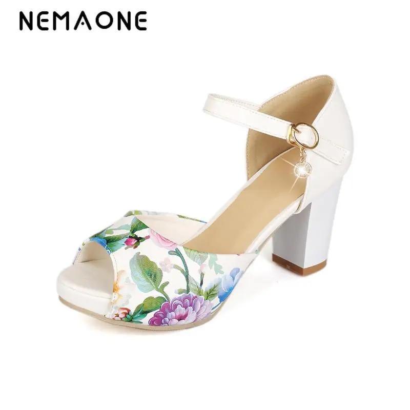 جديد المرأة صنادل الصيف أحذية النساء أحذية كعب سميك عالية الكعب الصنادل الجلدية الناعمة منصة اللمحة تو أحذية امرأة