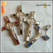 100 шт/партия, декоративный красный, синий, белый, черный эмалированный металлический Распятие Иисуса, католический св. бенедиктинский крест, кулон, ожерелье, подвески