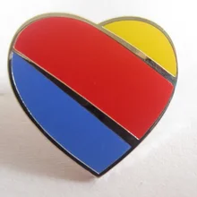 Пользовательские сердце эмаль контактный значок с покрытие никелем, синий, красный и желтый Эмаль+ резина клатч