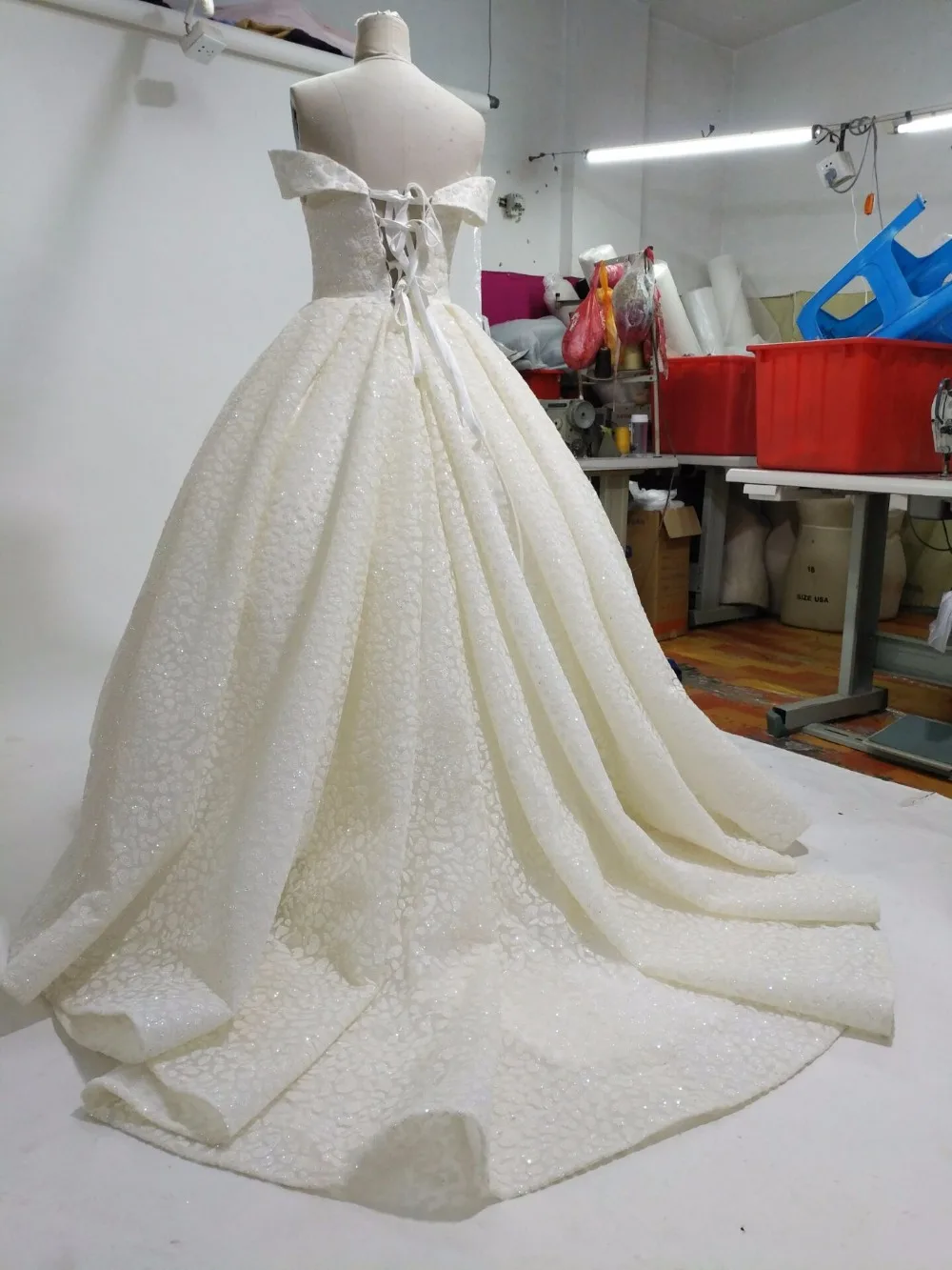 Cloverbridal Высокое качество Новые с открытыми плечами блеск Кружево цвета слоновой кости 2017 г. Роскошные Свадебные платья Bling сверкающих суд