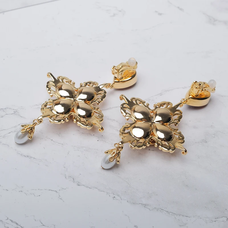 Красный цветок Модные серьги-клипсы с жемчугом купить в OCHA.RU