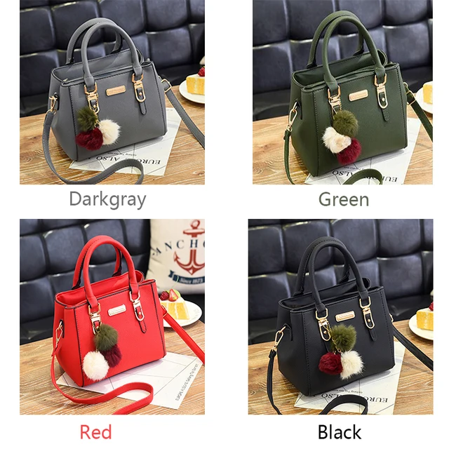 Dames schoudertas met reliëf hanger en pluizige pompon_voghion.com