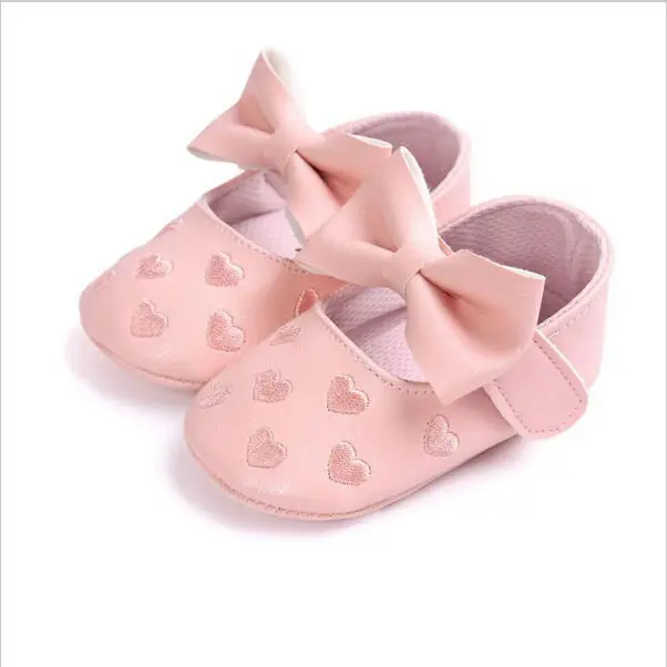 Обувь для девочек; детская обувь с бантиком и вышивкой в виде сердца; мягкая подошва; кожаные кроссовки для новорожденных; обувь для новорожденных; 0-18 м - Цвет: Розовый
