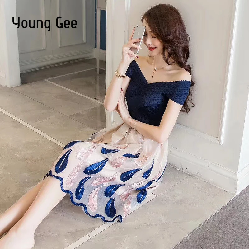 Женское Бандажное мини платье Young Gee облегающее с вышивкой в виде перьев из