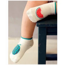 Асимметричные носки для маленьких мальчиков корейские носки с фруктовым узором, хлопковые детские Носки с рисунком для девочек, kawaii, нескользящие носки с резиновой подошвой, лето