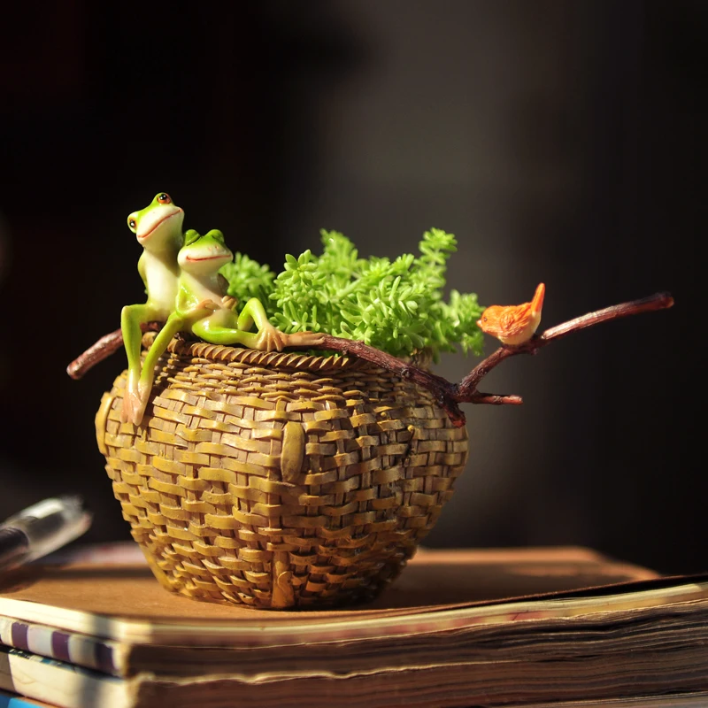 

Creative cute animal Frog flowerpot miniature figurines Resin Bamboo basket Arts and Crafts fairy garden Mini vase home decor