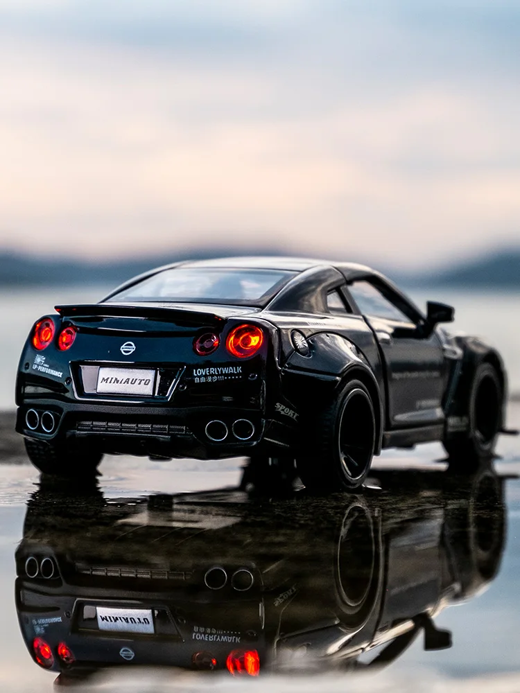 Модель литая автомобиля KIDAMI 1:32 AMG Nissan GTR игрушечная машинка со звусветильник кой