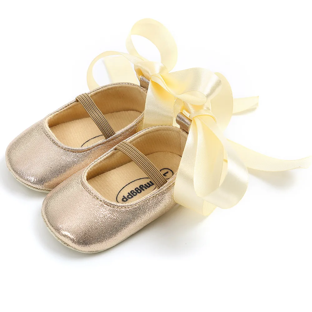 Обувь принцессы для маленьких девочек; модная бандажная обувь для малышей; детская обувь золотого цвета; мокасины на мягкой подошве