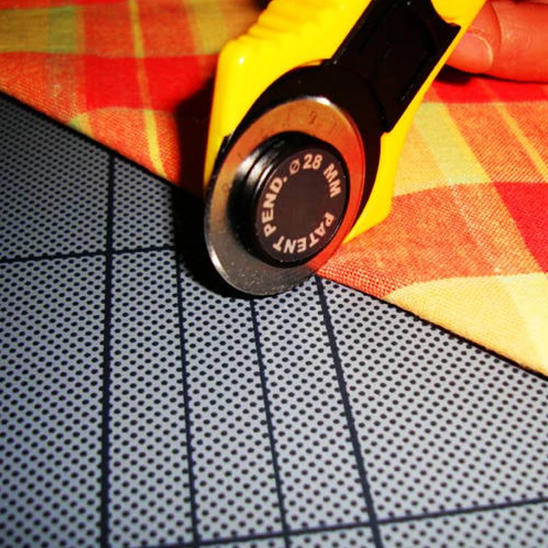 

1pcs 28mm Rotary Cutter Leather Craft Circular Cut Yellow Blade Patchwork Fabric Sewing Hand Tools