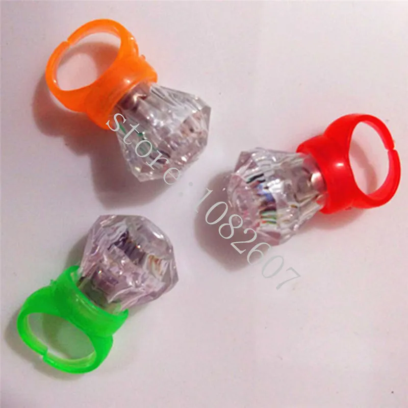 Plastic-Diamond-Shape-Led-Finger-Ring-Light-up-Toys-Mix-Colors-Light-Simulation-Kids-Toy-Party (2)_