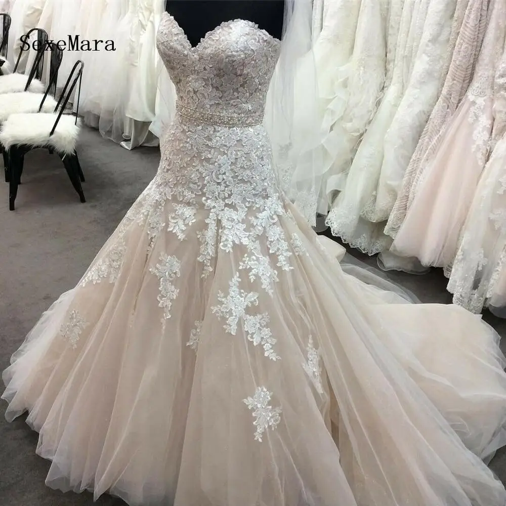 

Luxury New Champagne Tulle Wedding Gown Lace Applique Sweetheart Buttons Covered Bridal Dress with Sweep Train