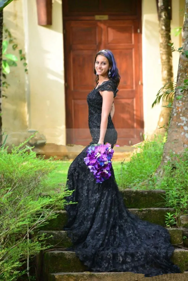 new-arrival-black-gothic-mermaid-wedding-dresses-2018-lace-vintage-court-long-train-v-neck-custom-made-bride-bridal-wedding-gowns (2)_