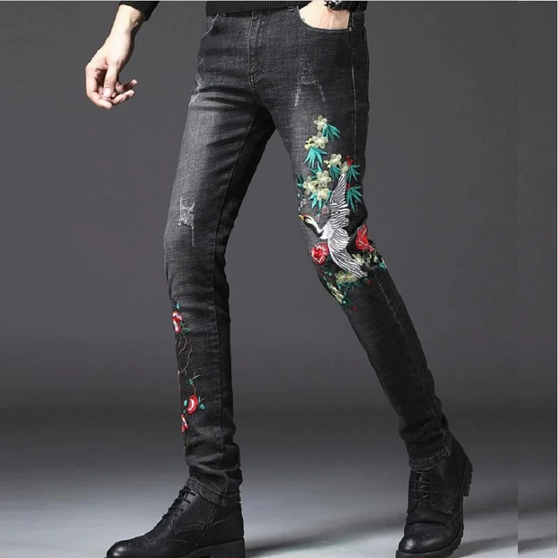 Новые модные брендовые мужские цветочные журавли вышитые Лоскутные птицы рваные джинсы повседневные Черные тонкие потертые джинсовые брюки 816-1