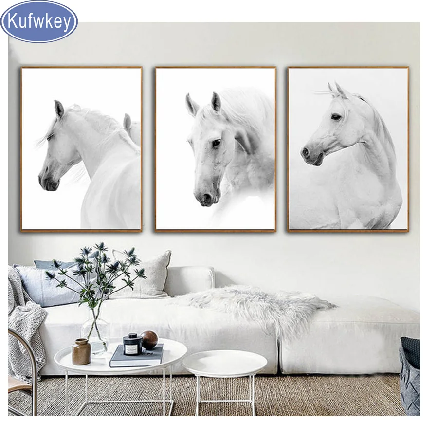 Белая стена конь. Постер лошадь. Постеры с лошадьми на стену. Постер белая лошадь. Лошади в интерьере