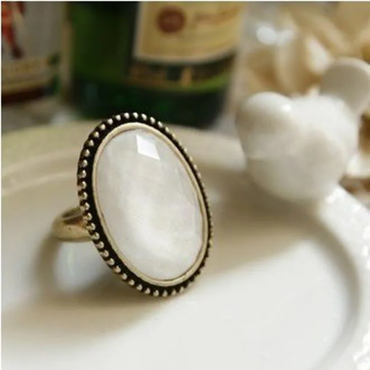 

Latest Fashion Foreign Trade of The Original Single Retro Geometric Oval Ring Hollow Flower White Jewelry