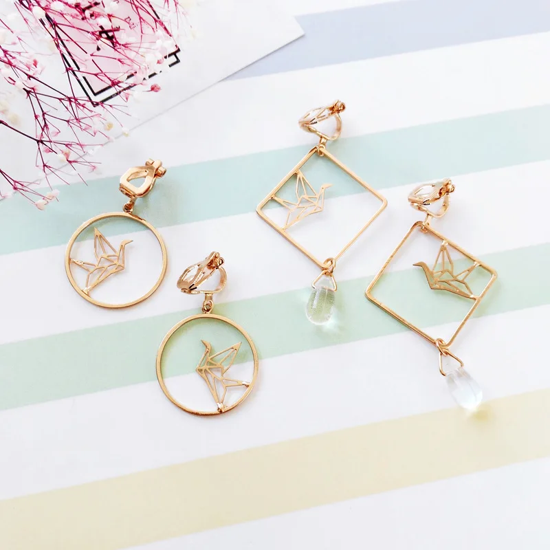 

Doreen Box Fashion Clip Earrings Gold Alloy Geometric Square Round Pendant Romantic Paper Crane Pattern Trendy Earrings,1 Pair