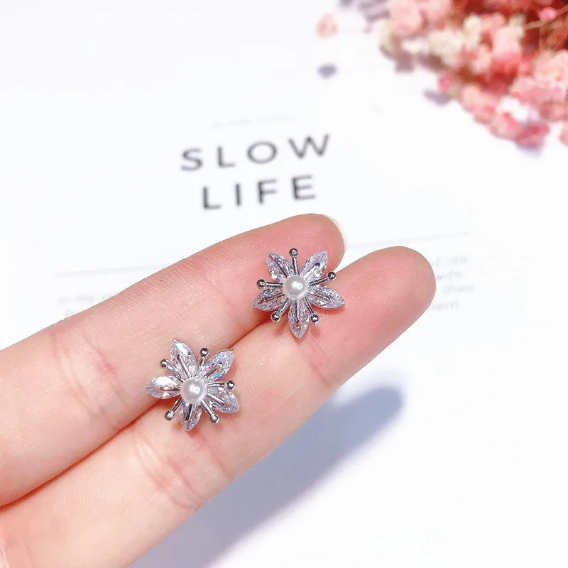 

Exquisite Shiny Zircon Flower Stud Earrings For Women Fashion Bijoux Ice Flower Temperamental Pendientes 2019 New Korean Brincos