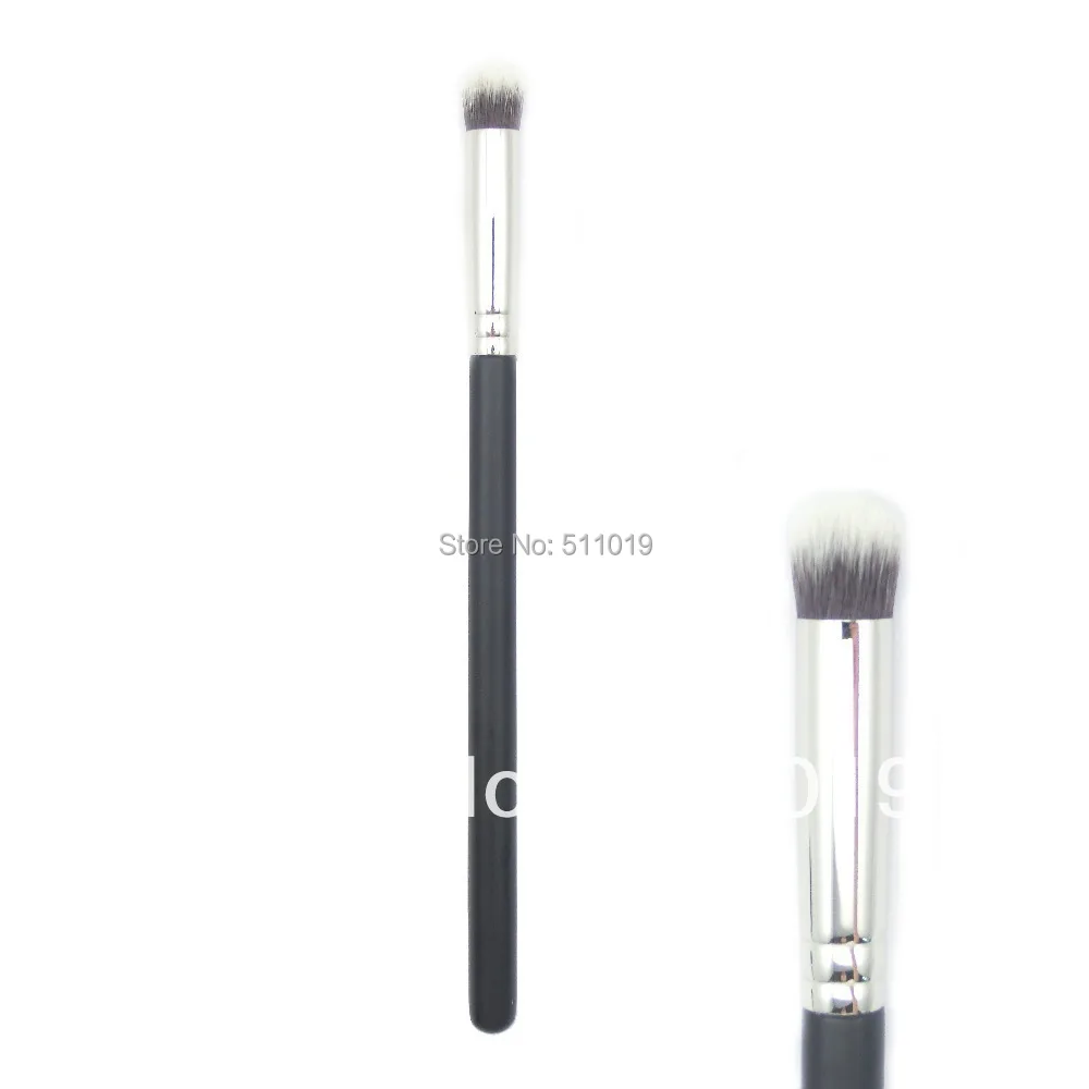 

L105 - Precision Round Eyeshadow Brush Authentic Emily Eyeshadow Brush Makeup Tools with free shipping