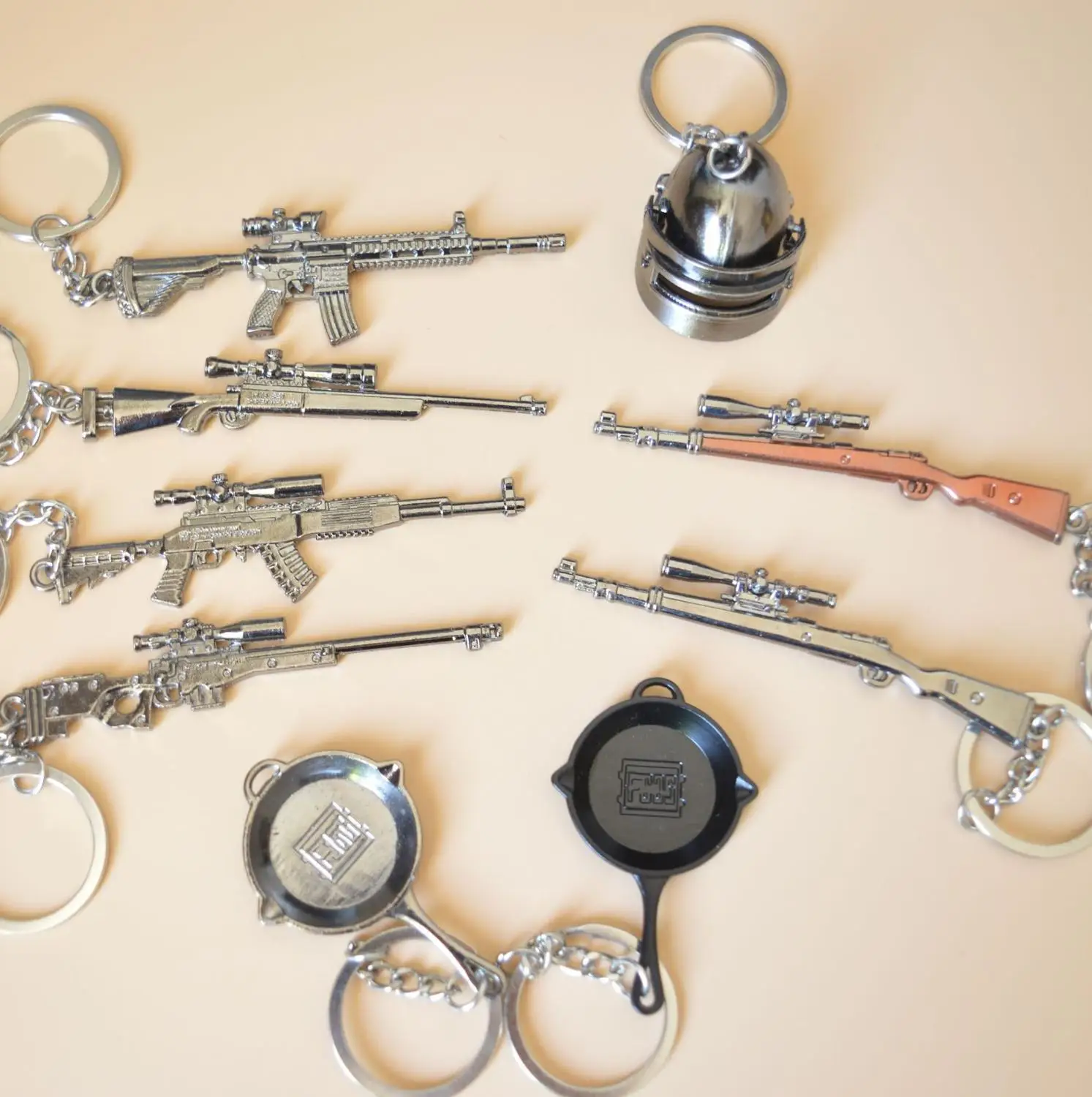 

PLAYERUNKNOWNS BATTLEGROUNDS Game PUBG Keychain Cosplay Props Alloy Level 3 Helmet Armor Model Keyring Christmas 98K keychain
