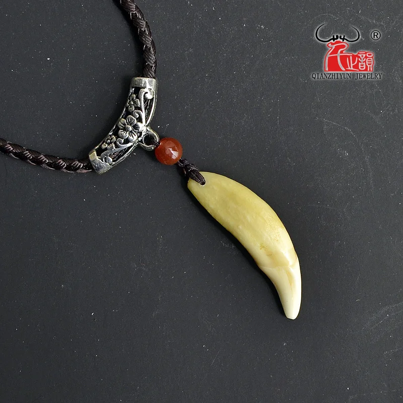 Woman's Necklace Men's Bone Pendant Tibetan Amulet Fangs Real Natural Tooth Vintage Silver Wolf Tooth Charm White Brown Ecru