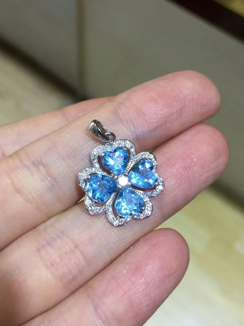 Натуральный голубой топаз камень кулон S925 серебро Природный камень кулон Цепочки и ожерелья Элегантный Прекрасный Клевер Женщины Fine Jewelry