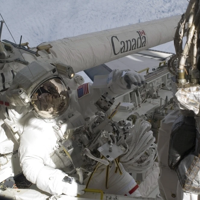 An astronaut on the starboard side of the cargo bay of space shuttle Atlantis Poster Print (34 x 22)