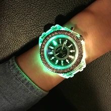2016 Marée De Mode LED Lumière Cool Marée la Forme Féminine Étudiant Sports Occasionnels Personnalité De Gelée Lumineux Montres Horloge Heures saat