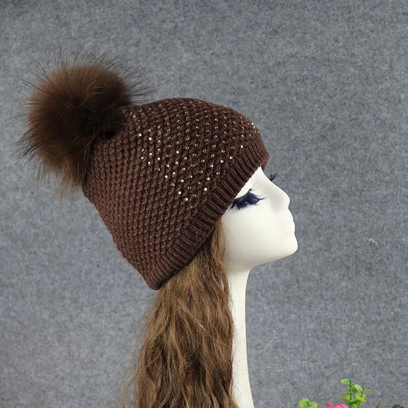Зимняя теплая женская вязаная Вязаная Шапка-бини с помпоном из натурального меха енота с бриллиантами украшение из жемчуга - Цвет: Brown