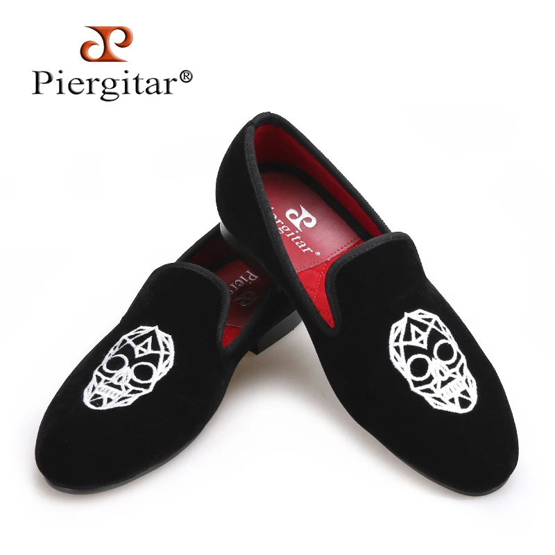

Piergitar new Handmade black velvet shoes with Skull embroidery Fashion party and wedding men loafers big size smoking slippers