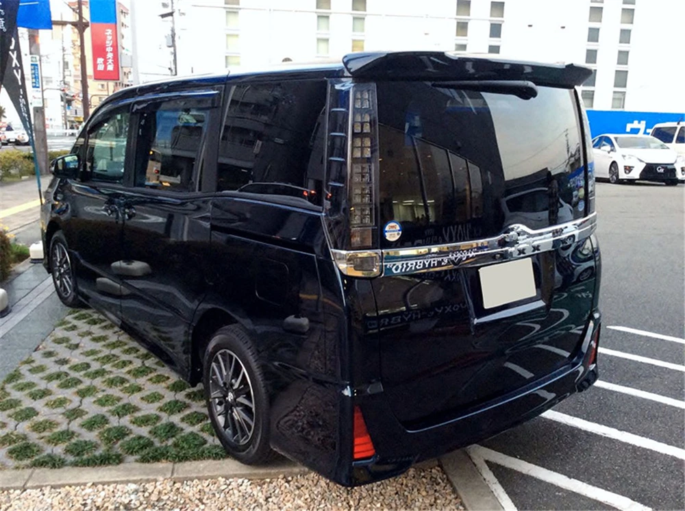 1280px-Toyota_VOXY_ZS_(R80W)_rear