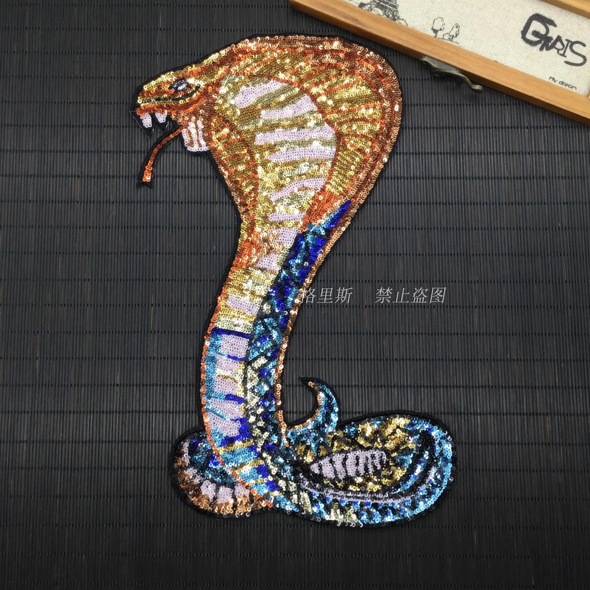 

Cobra sequins lace embroidery patch Applique Handmade cloth sticker FOR cloth decoration DIY Brooch bag Parche