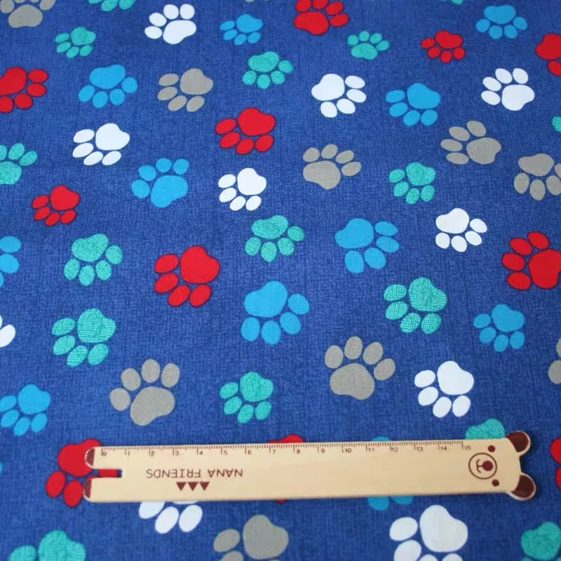 

100*110cm/39"*43“ Colorful Paw Print Cotton Plain Quilting Fabric on Blue