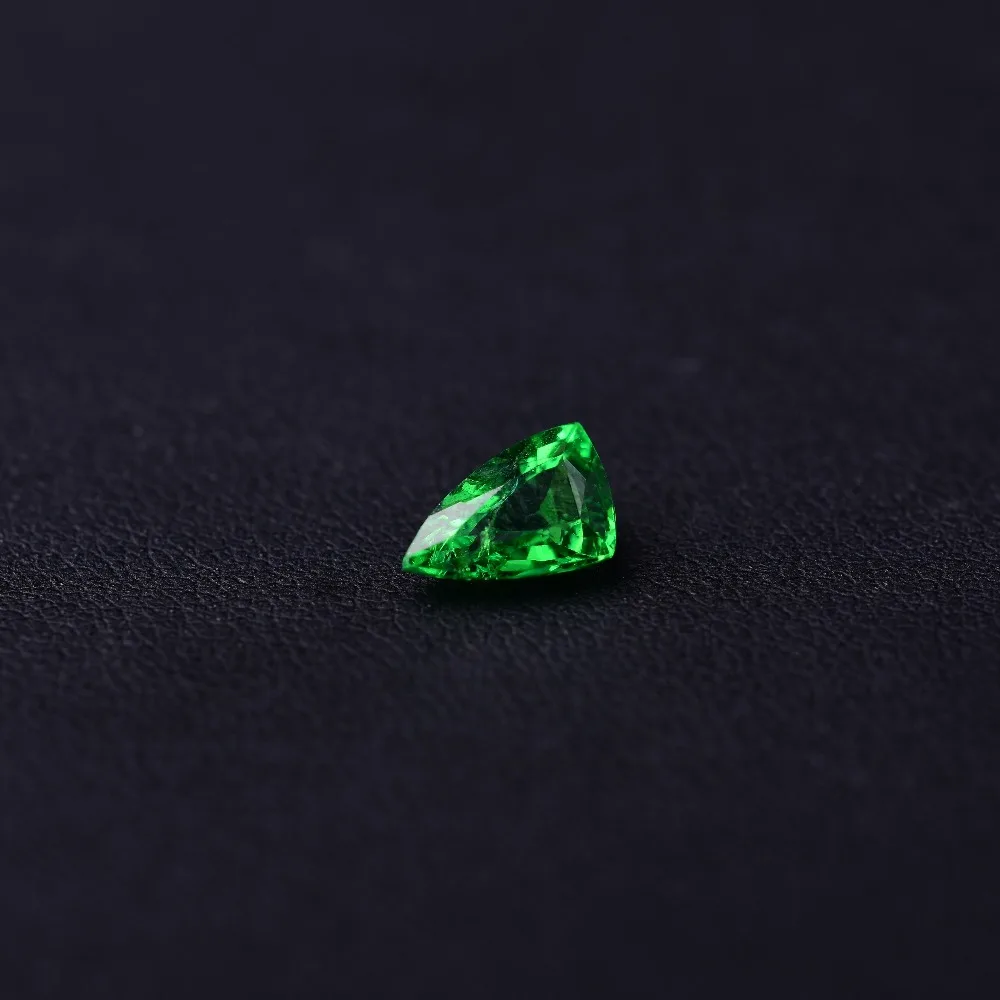 

1.21 CT garnet Natural surface Perfect scintillation.Specification: 8.3mm*5.6mm*3.4mm