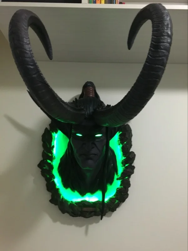 Модельные вентиляторы в наличии wow Illidan Horned head gk Смола настенный содержит светодио дный светодиодный свет глаз и основание для коллекции