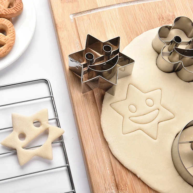 

4PCS Stainless Steel Cookie Cutters DIY Fondant Pastry Cake Biscuit Cutting Molds Set Kitchen Gadgets(Round Flower Star Heart