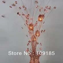 Luces de suelo elegantes a la moda, muebles de restaurante