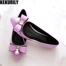 Женская обувь на плоской подошве; лоферы из лакированной кожи с острым носком; шлёпанцы с жемчугом и бантом; большие размеры; цвет черный, абрикосовый, серый, розовый, красный