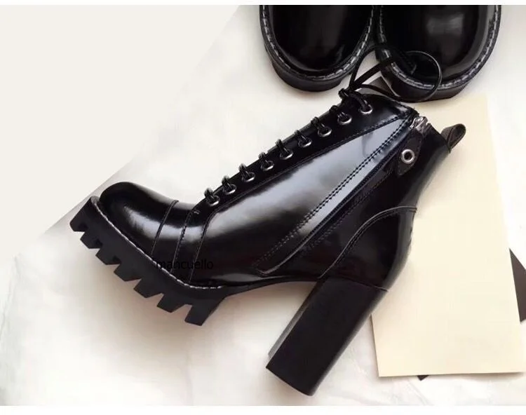 Шикарные ботинки черного цвета из искусственной кожи на высоком квадратном каблуке, на платформе, полусапожки модные женские туфли круглый носок на не сужающемся книзу массивном каблуке; ботильоны на шнуровке сапоги