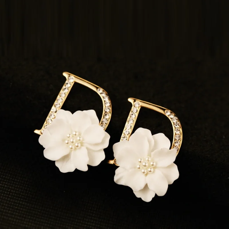 

Famous Design Golden White Flower Earring For Women Letter Pearl Cap Trendy Luxury Jewelry