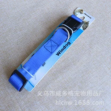 A single plain nylon collar