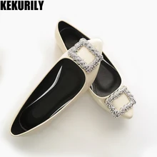 Женская обувь из лакированной кожи; лоферы на плоской подошве с металлическим украшением; шлепанцы со стразами; обувь без застежки с острым носком; цвет черный, абрикосовый, серый; большие размеры