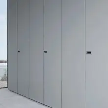 Белый деревянный шкаф распашной двери